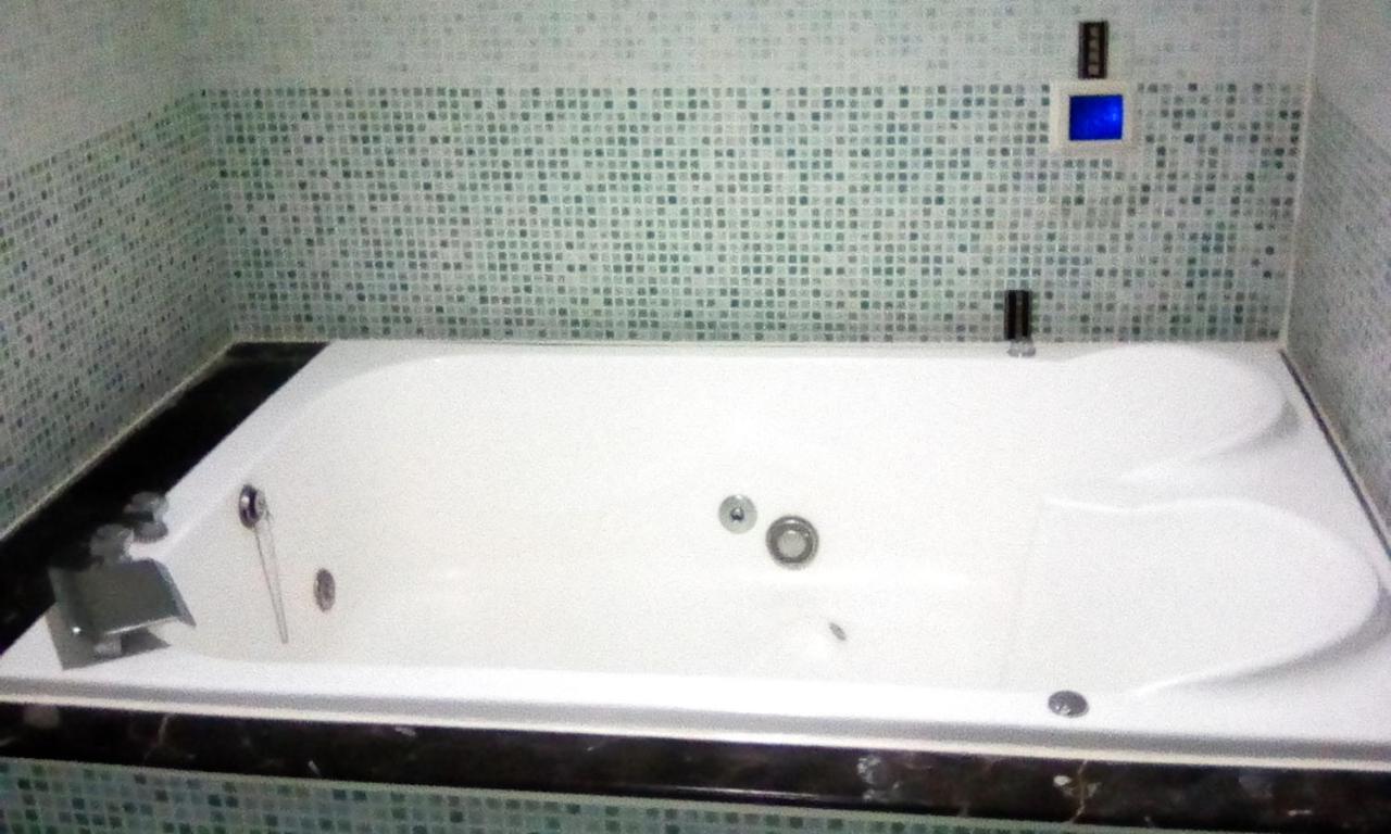 Hua Xiang Motel - Fengshan Kaohsiung Exterior foto